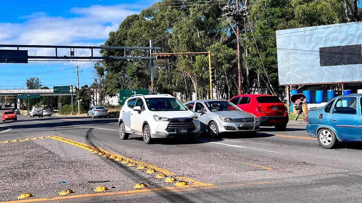 Tráfico,-carros,-semáforos-(2)
