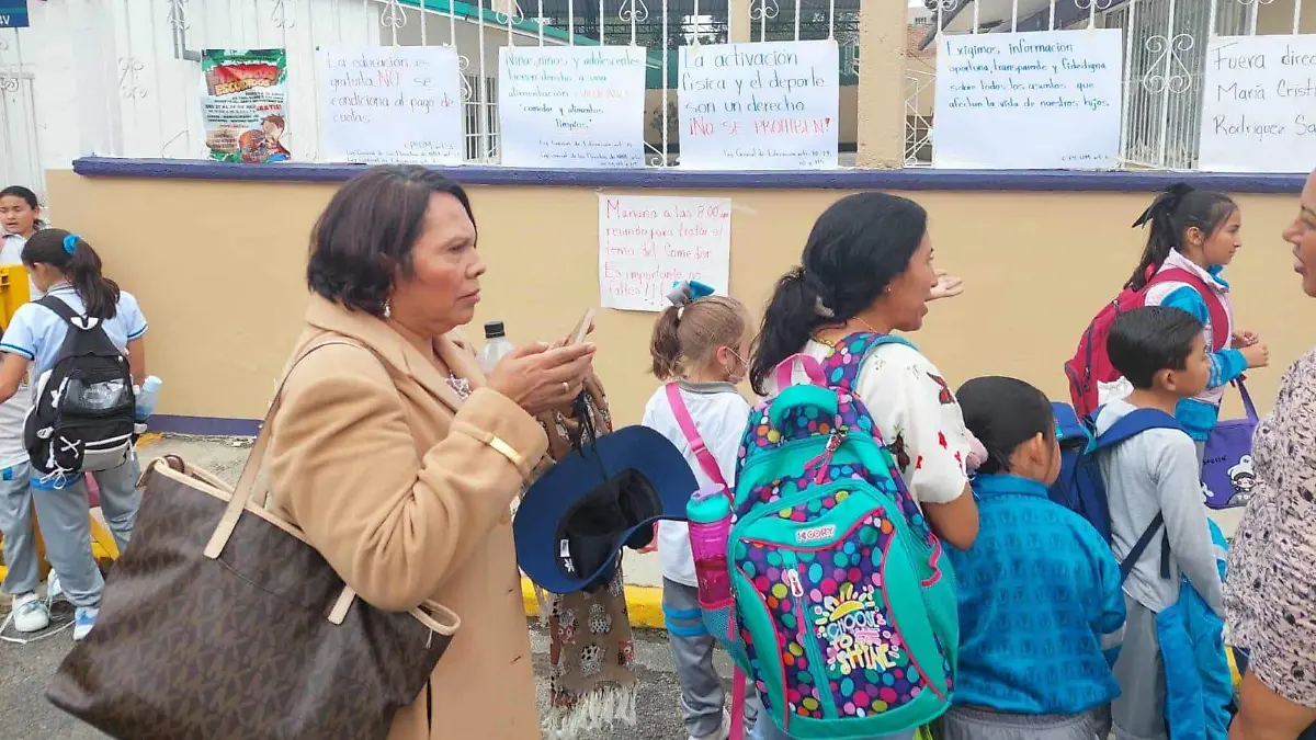 COLOCAN CARTULINAS PRIMARIA COLONIA INDUSTRIAL