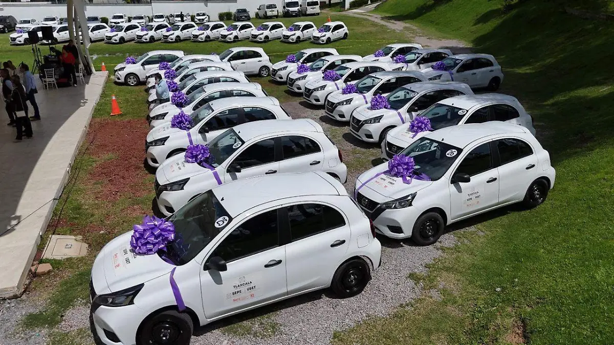 entrega de auto a profesores (1).