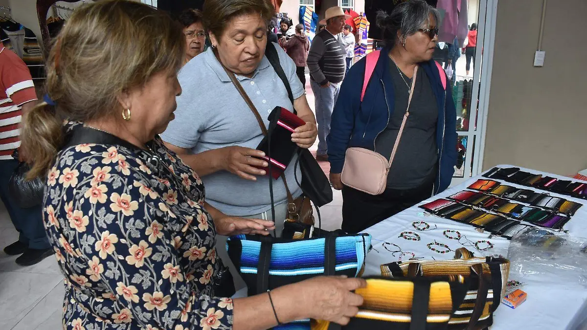 San Miguelitos en tianguis artesanal de Contla (2)