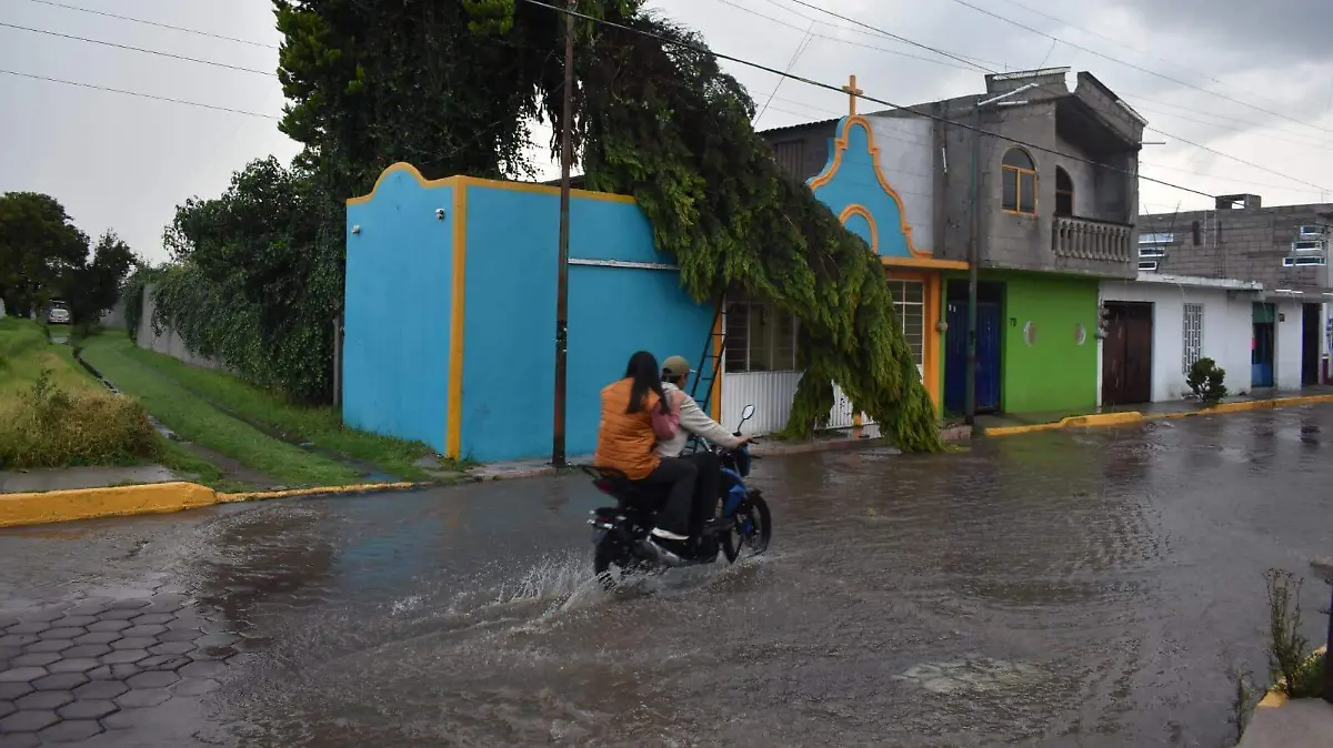 Lluvias dejan sin luz a miles de pobladores en Chiautempan y Contla