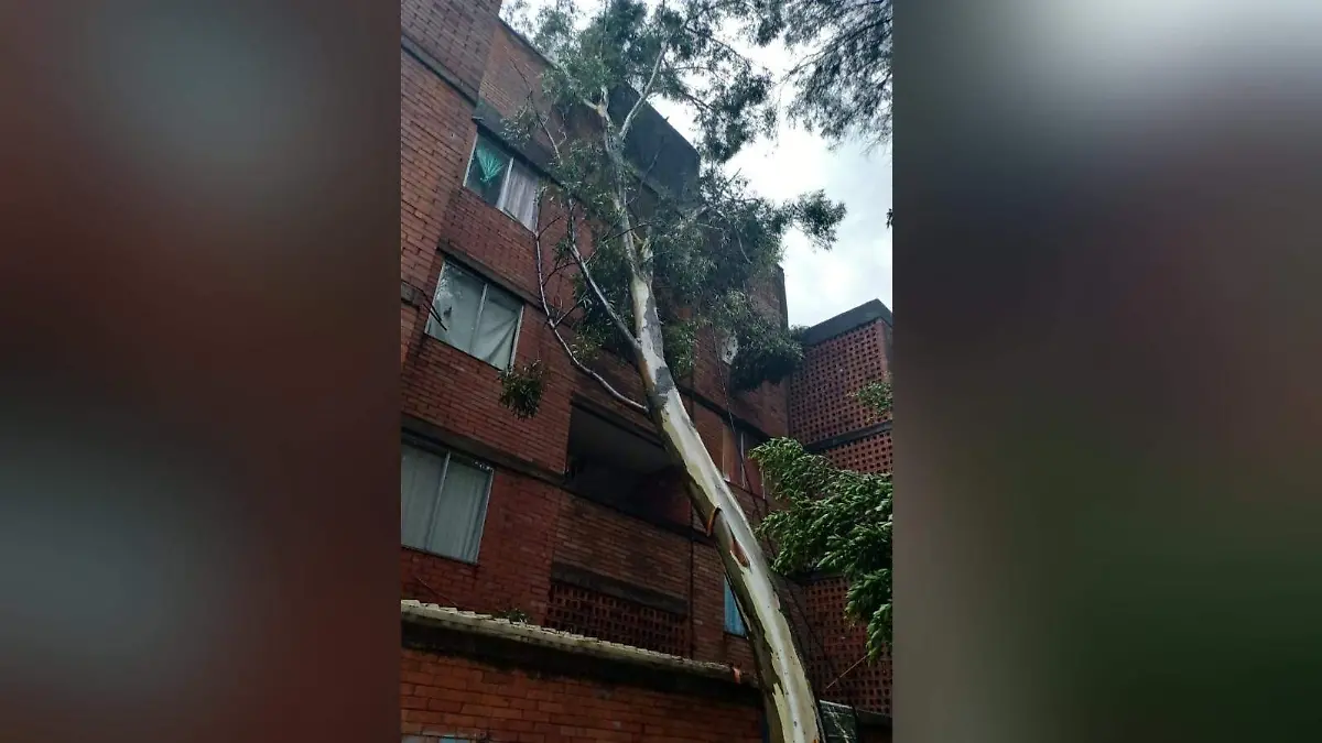 Lluvias dejan sin luz a miles de pobladores en Chiautempan y Contla