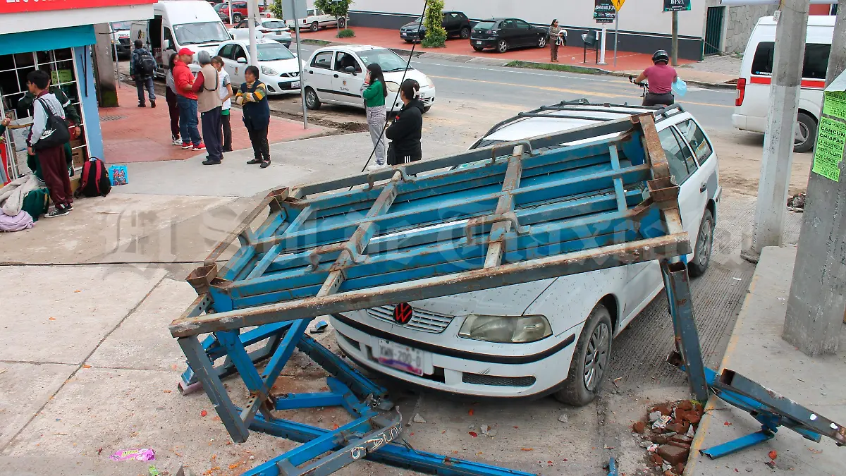 Provoca accidente exceso de dimensiones en carga 2