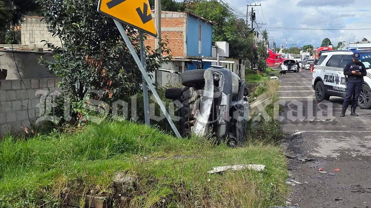 Vuelca vehículo en la Vía Corta a Puebla; conductora se da a la fuga