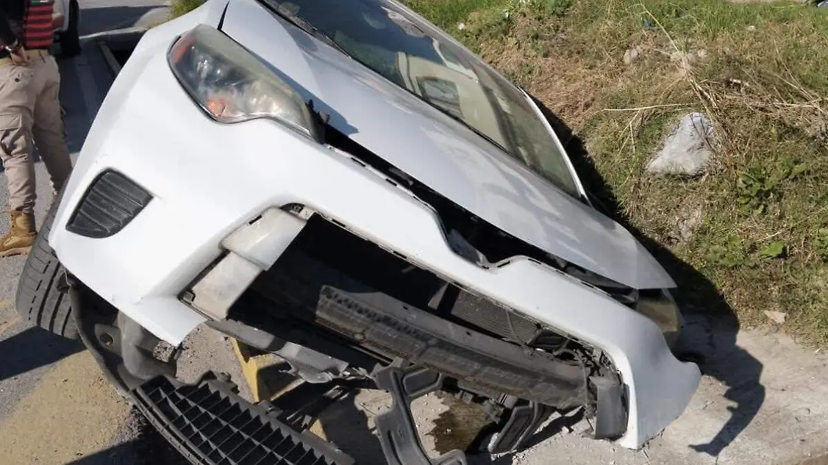 Conductor pierde el control y cae en una cuneta del bulevar Yancuitlalpan, en Huamantla 2