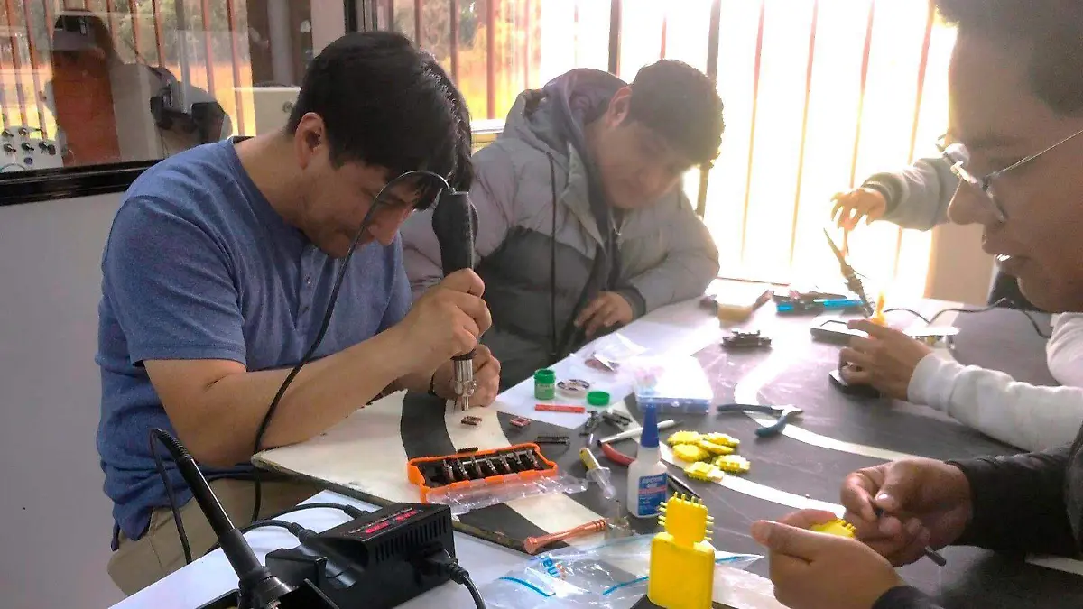 Estudiantes de Sistemas Electrónicos UATx 2
