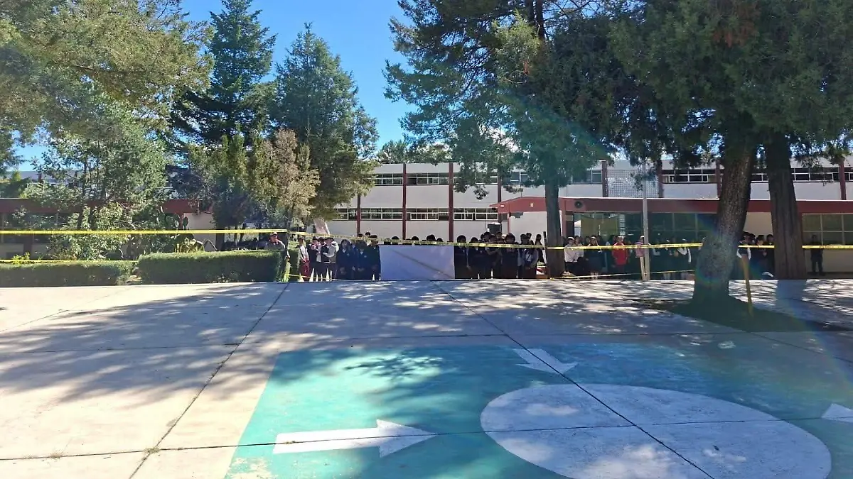 PLAZA CÍVICA - ACORDONADA CBTIS 03