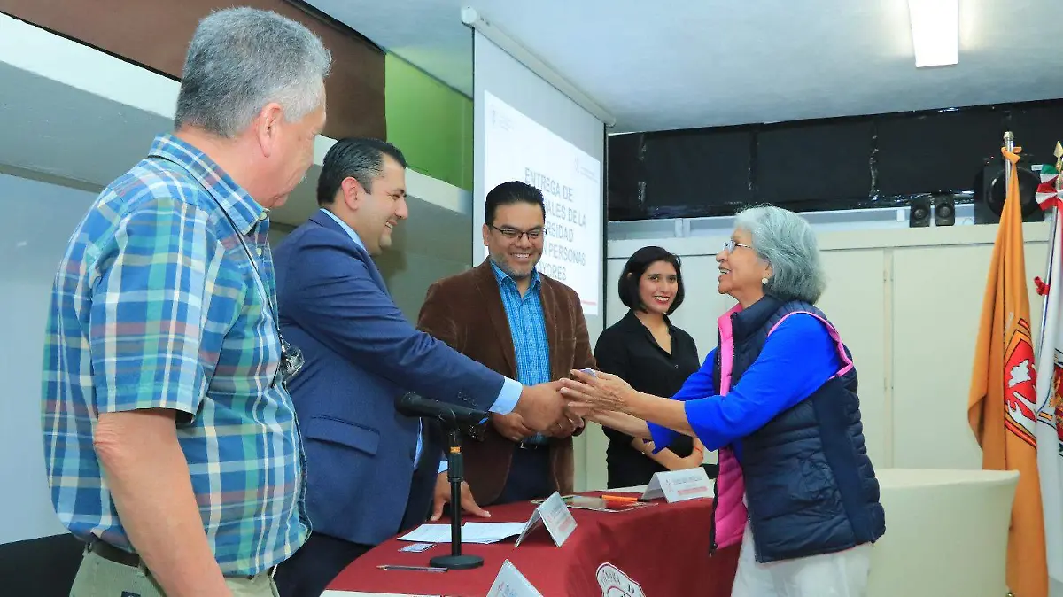 22 Reciben 150 adultos mayores su credencial que los acredita como alumnos de la UATx (1)