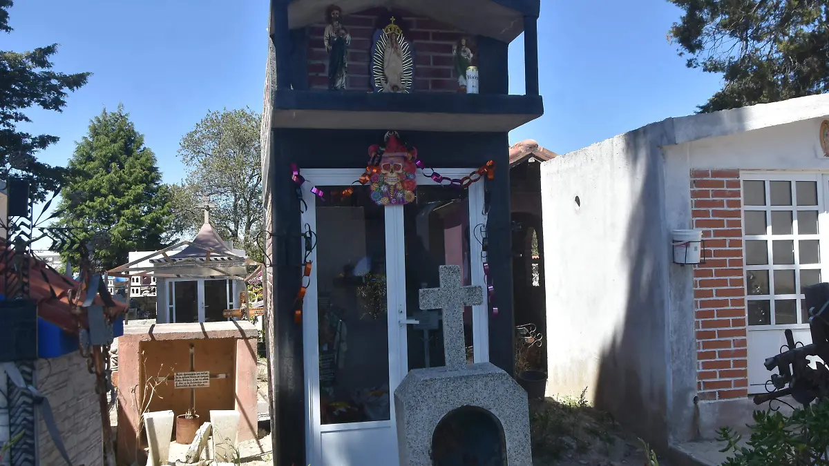 EN EL PANTEÓN DE XALOZTOC