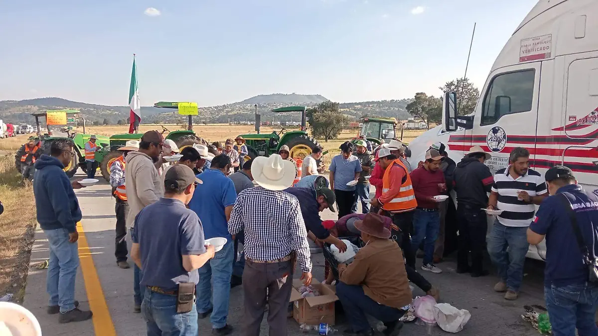 Campesinos bloquean por cuarto día carreteras y vías férreas (4)