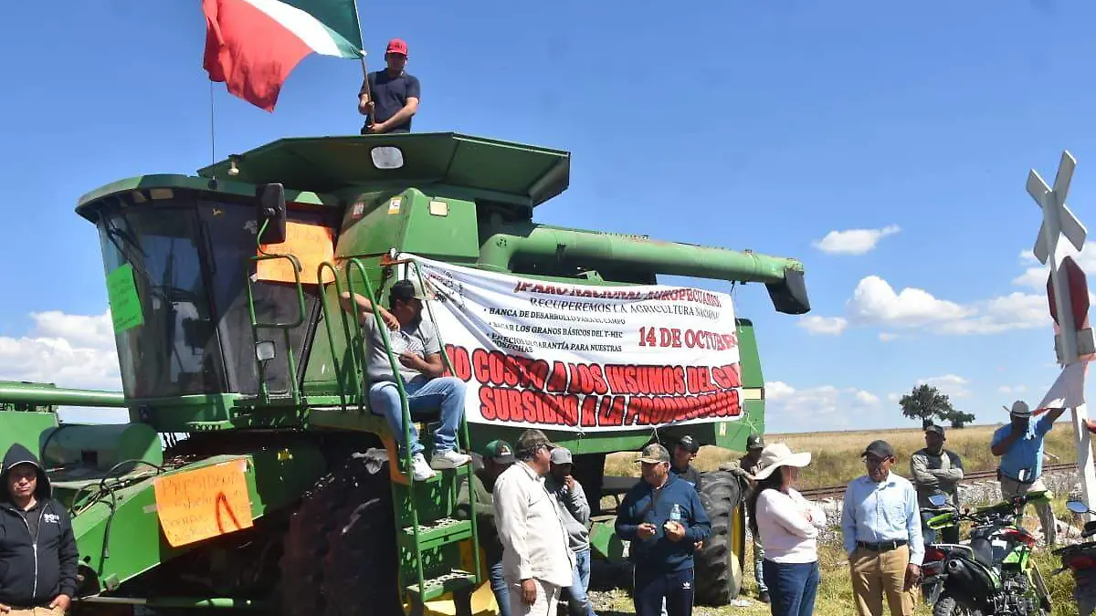 Campesinos bloquean por cuarto día carreteras y vías férreas (1).