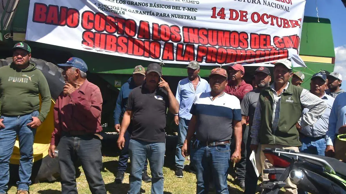 Campesinos bloquean por cuarto día carreteras y vías férreas (8)