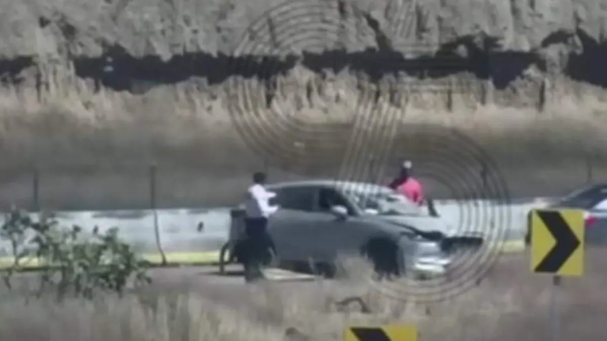 Conductor sale ileso tras volcadura (1)