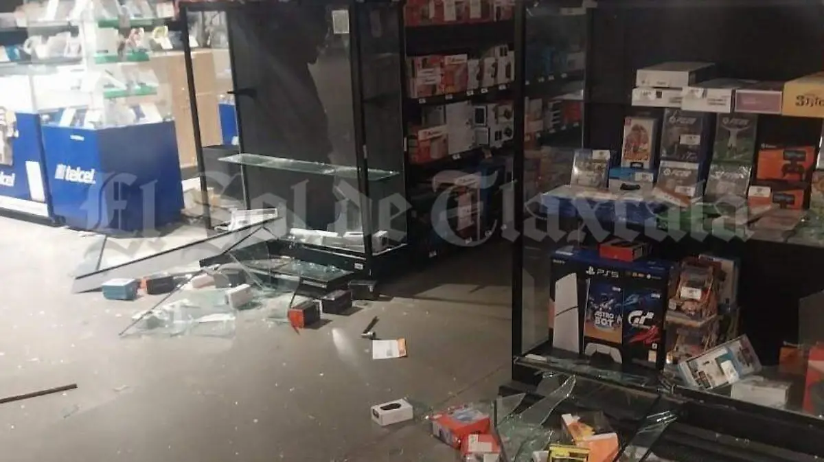 Irrumpen con camioneta y saquean centro comercial de Apizaco