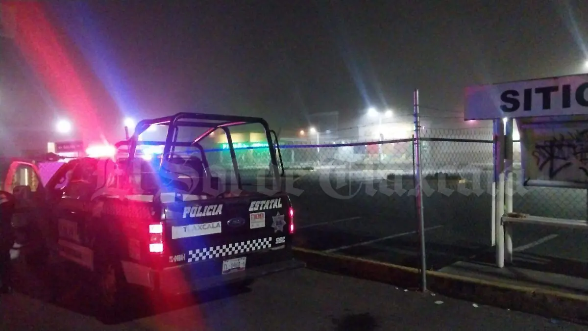 Irrumpen con camioneta y saquean centro comercial de Apizaco