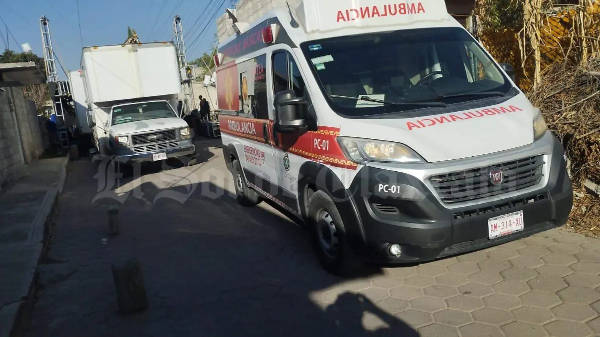 Fallece cargador de grupo musical al instalar escenario para una boda y sufrir descarga eléctrica, en Contla