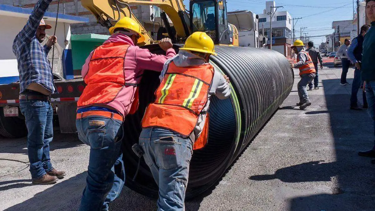 Arrancan trabajos de construcción de drenaje Apizaco (2).