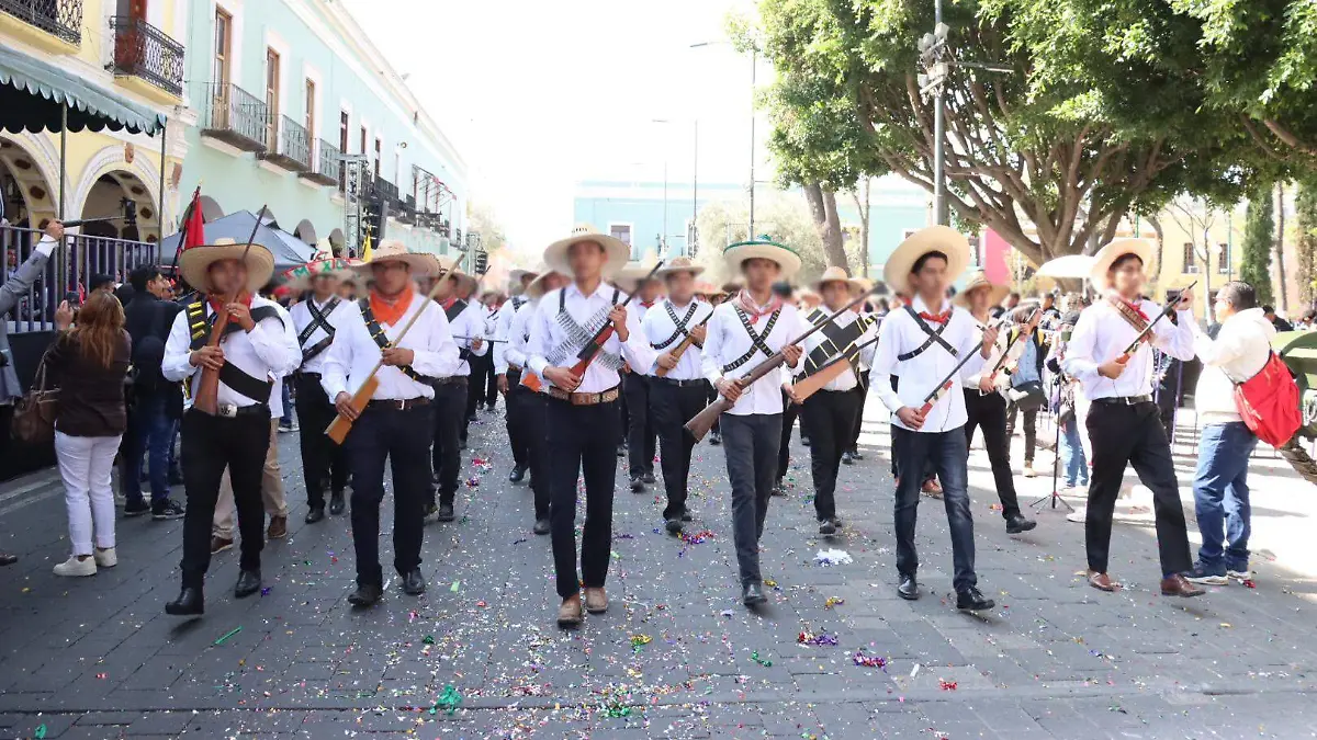“Adelitas” y estudiantes engalanan las principales calles de la capital de Tlaxcala
