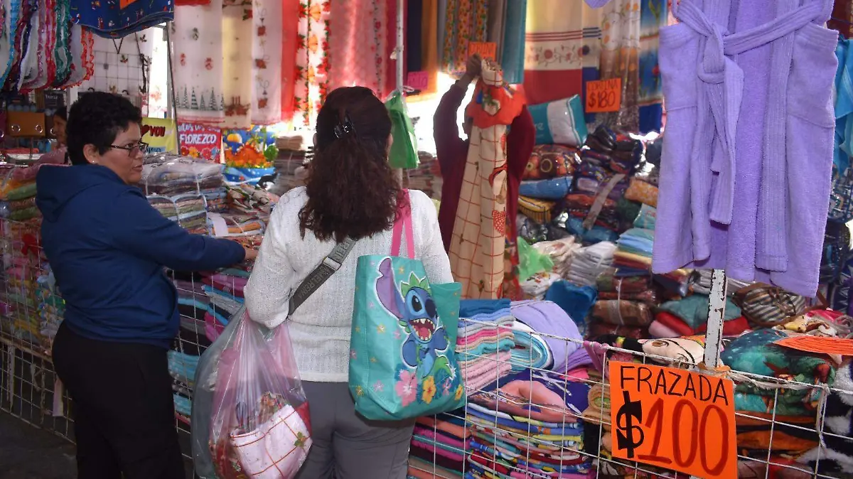 Ambiente navideño se impone en el tianguis textil de Ixcotla