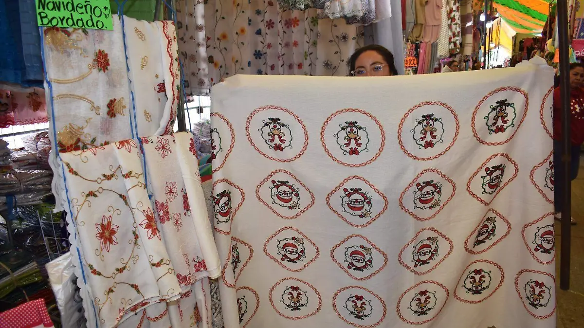 Ambiente navideño se impone en el tianguis textil de Ixcotla