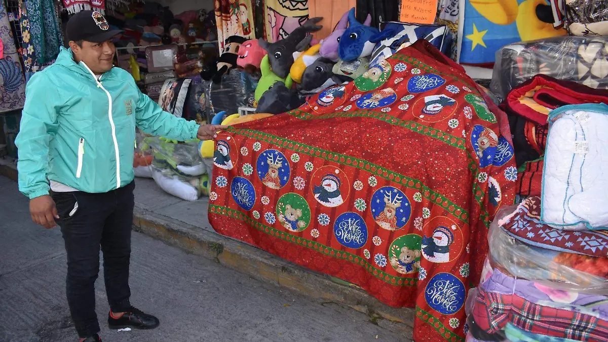 Ambiente navideño se impone en el tianguis textil de Ixcotla