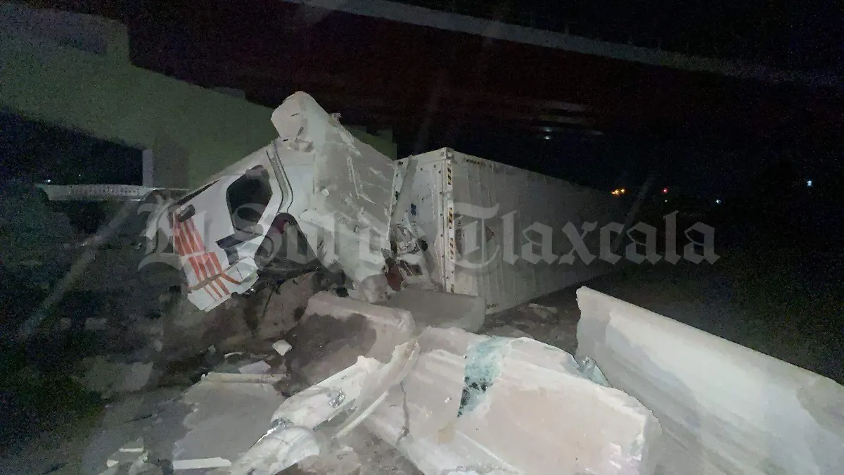 Volcadura de tráiler en El Molinito deja un conductor fallecido 3