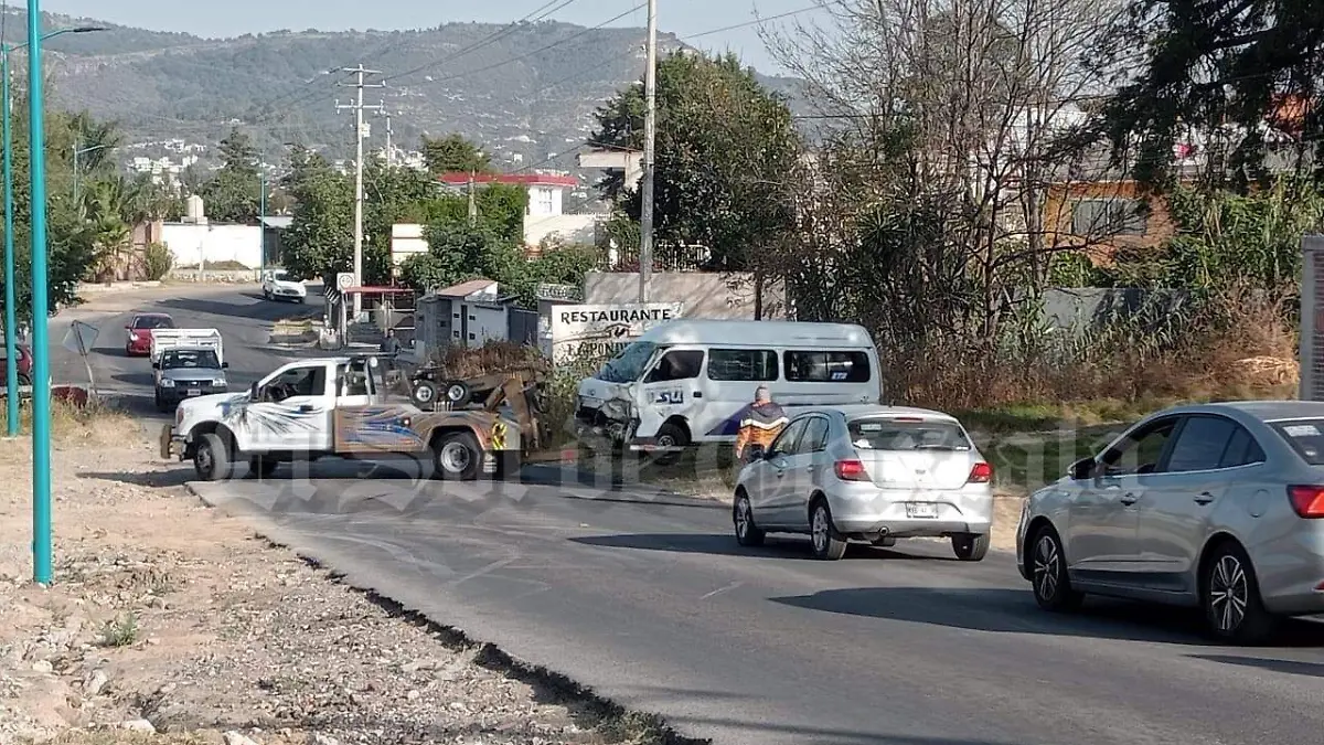 colectiva de USU se accidenta en "El Tecolote" 2