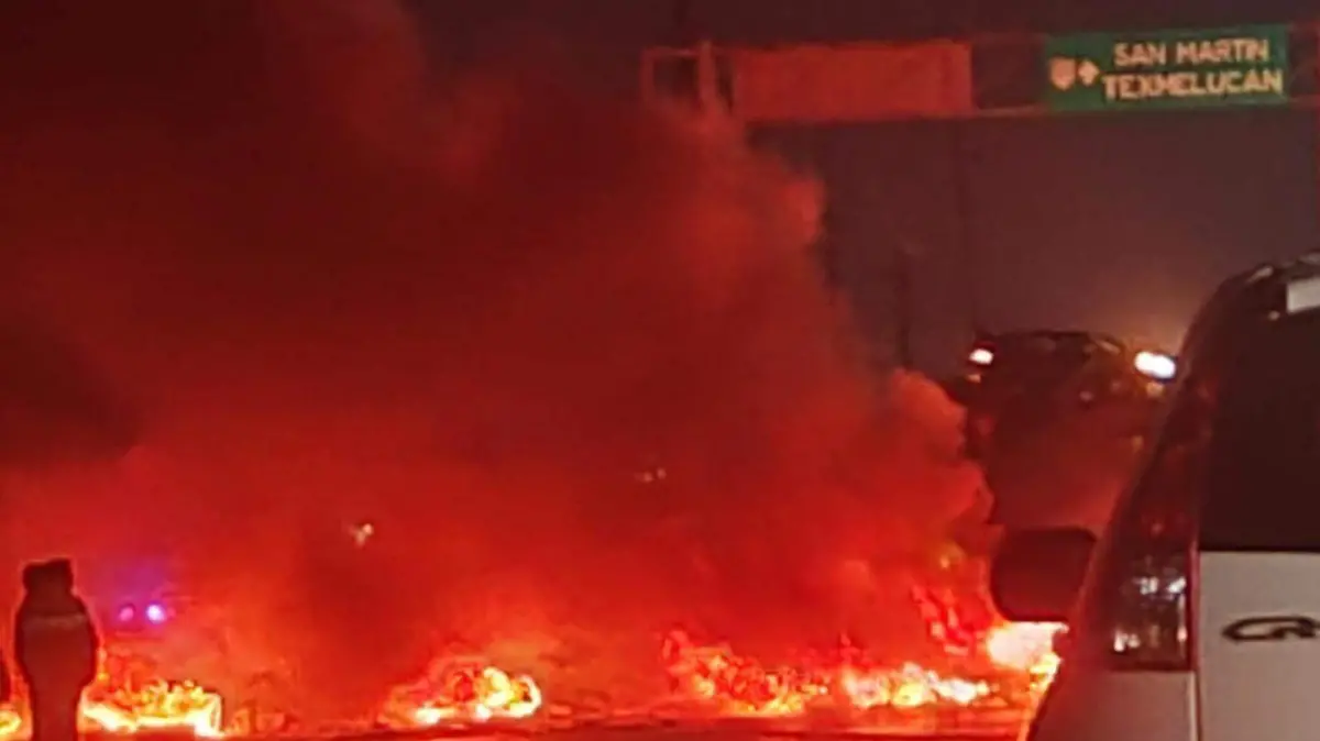 Permanece bloqueada carretera en Villa Alta