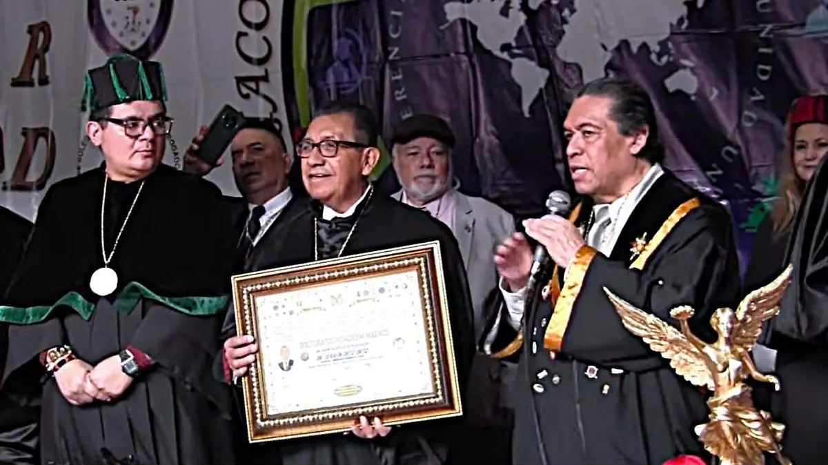 Recibe rector de la UATx galardón de la Conferencia Internacional de la Comunidad Universitaria (3)