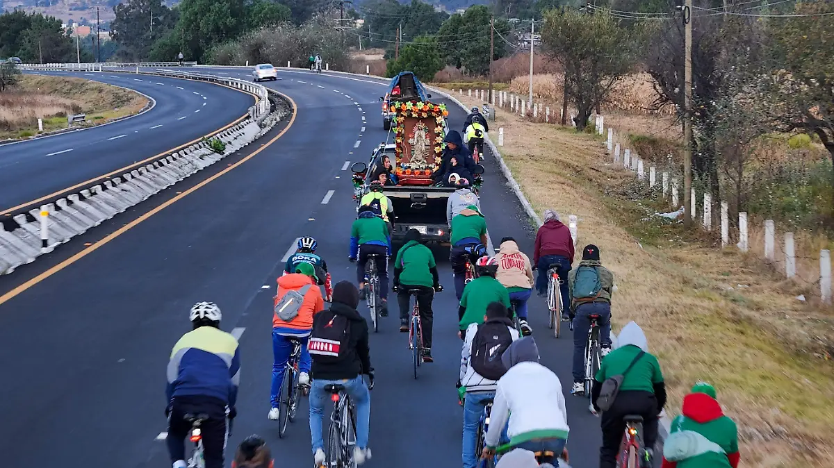 Peregrinos de Acuitlapilco dejan todo para mostrarle su fe y amor