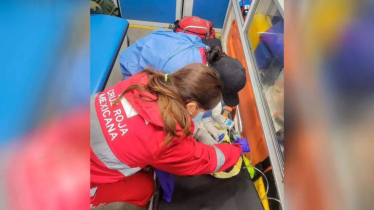 Se-adelantó-la-cigüeña-Paramédicos-de-Tlaxco-atienden-parto-fortuito-(1).