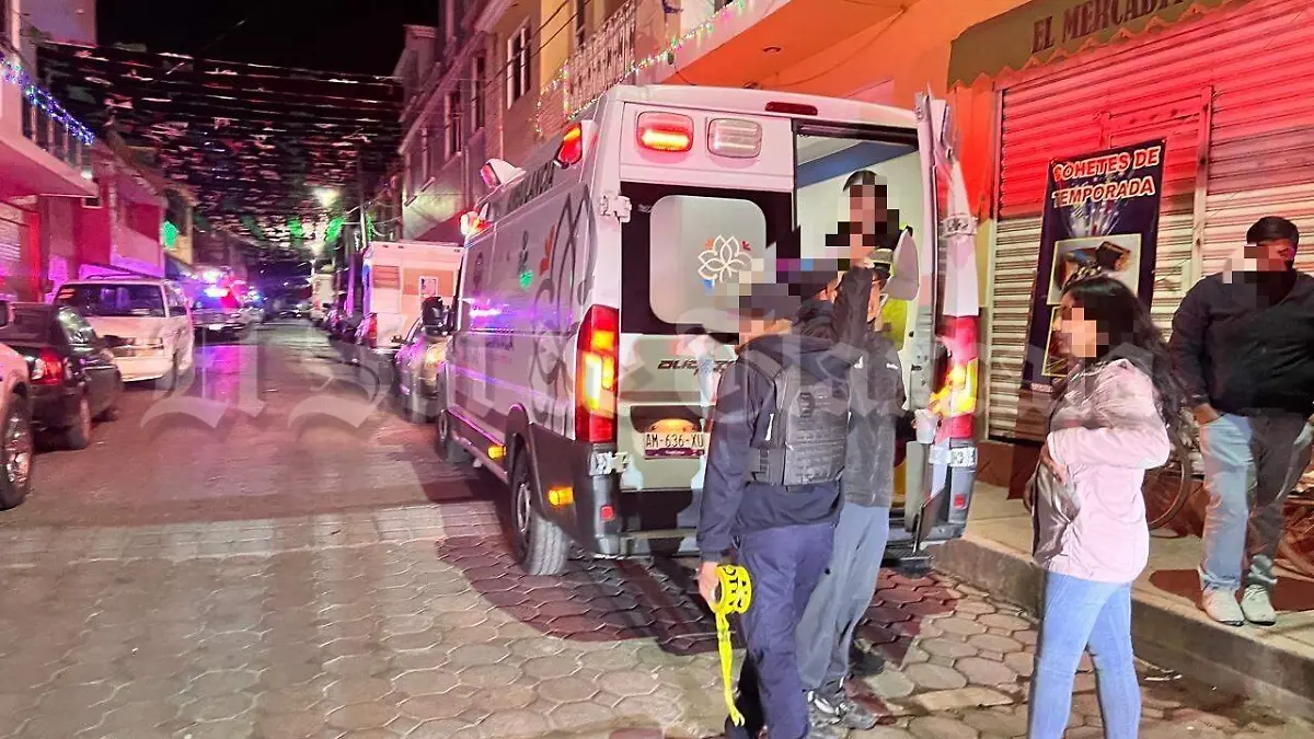 Irrumpe vehículo en posada y atropella a siete personas 2