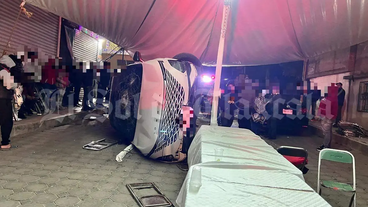 Irrumpe vehículo en posada y atropella a siete personas