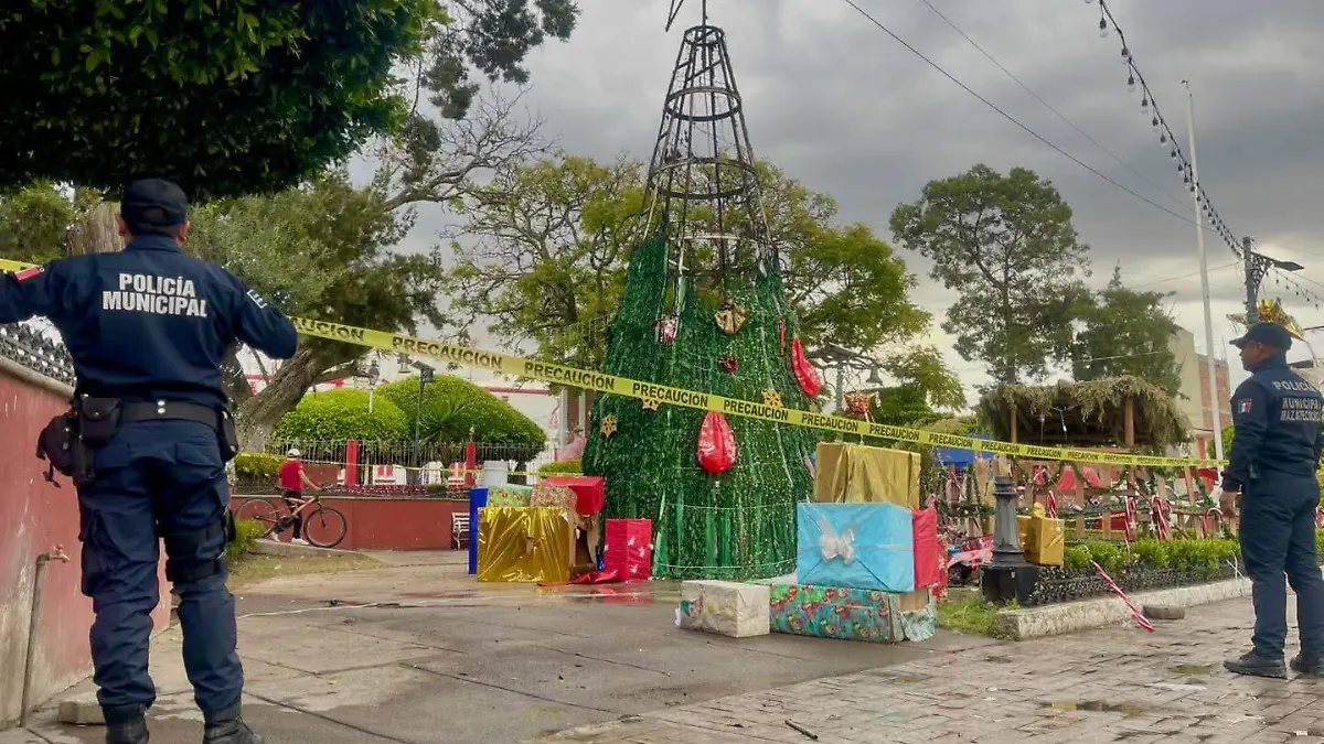 Árbol navideño de Mazatecochco se incendia