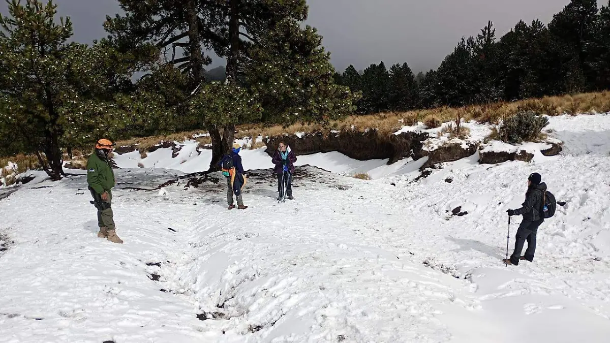 Primera nevada del año sorprende en Navidad y cubre la Malinche