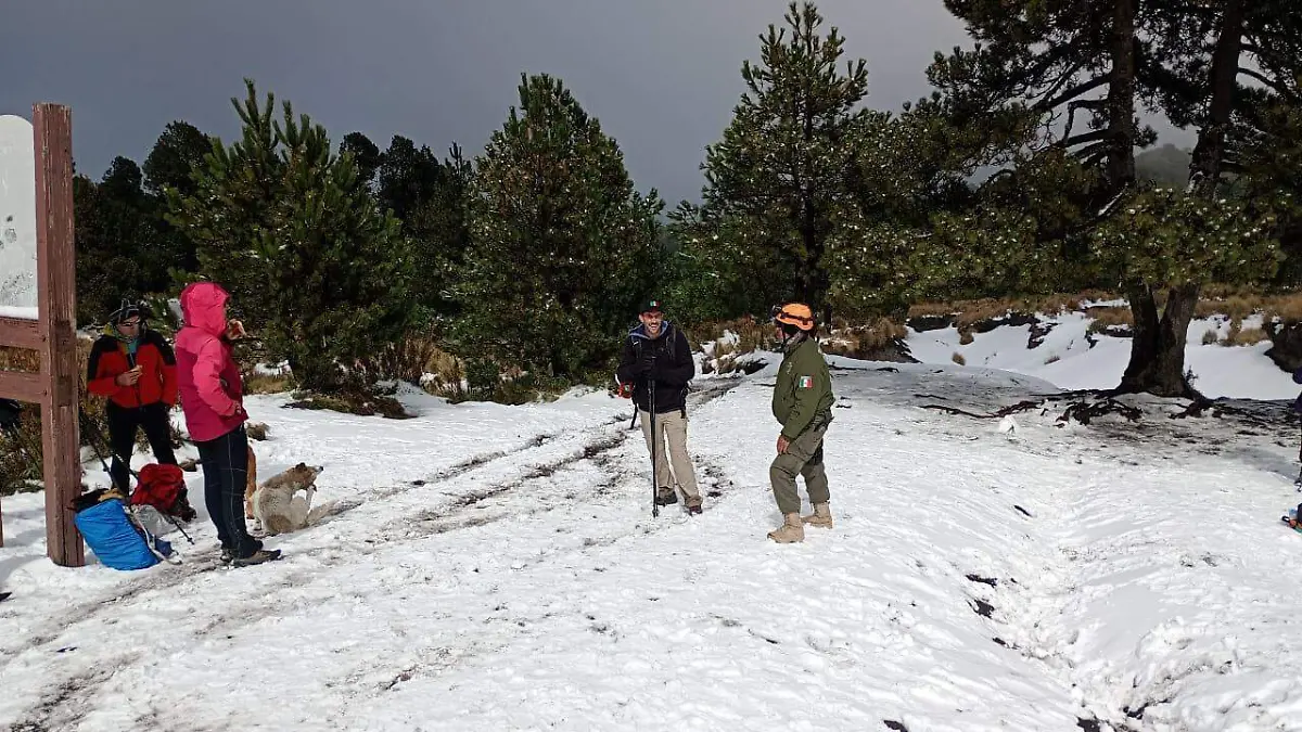 Primera nevada del año sorprende en Navidad y cubre la Malinche