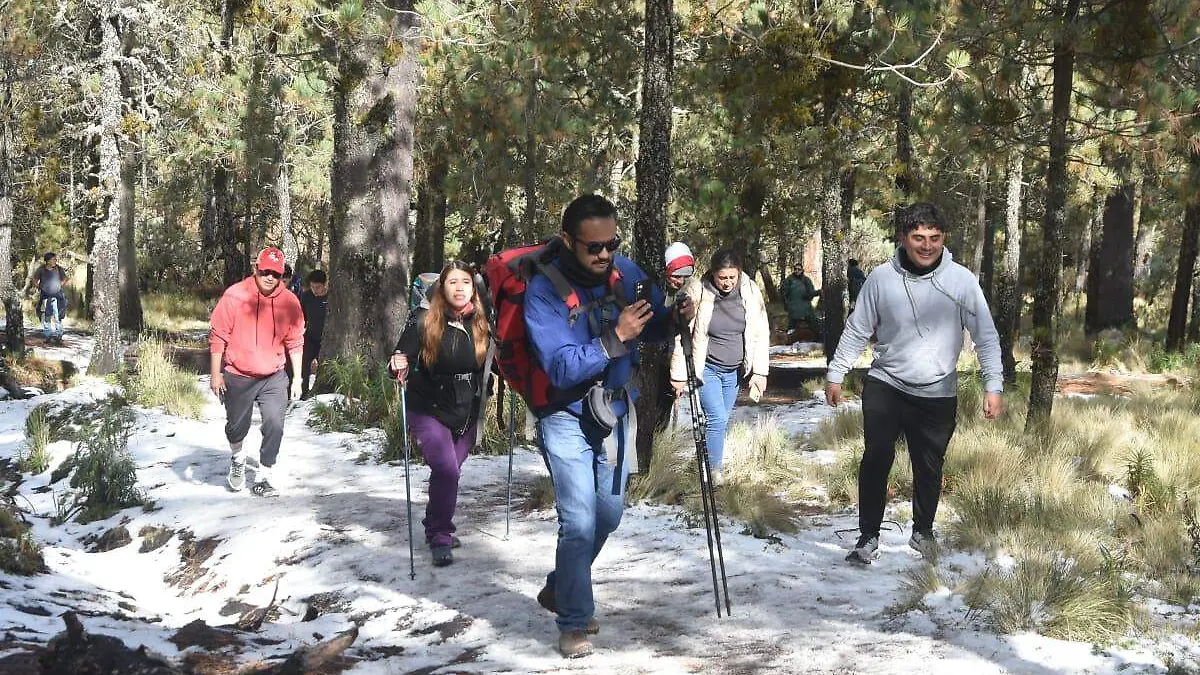 Disfrutan visitantes la nevada en la Malinche (6)