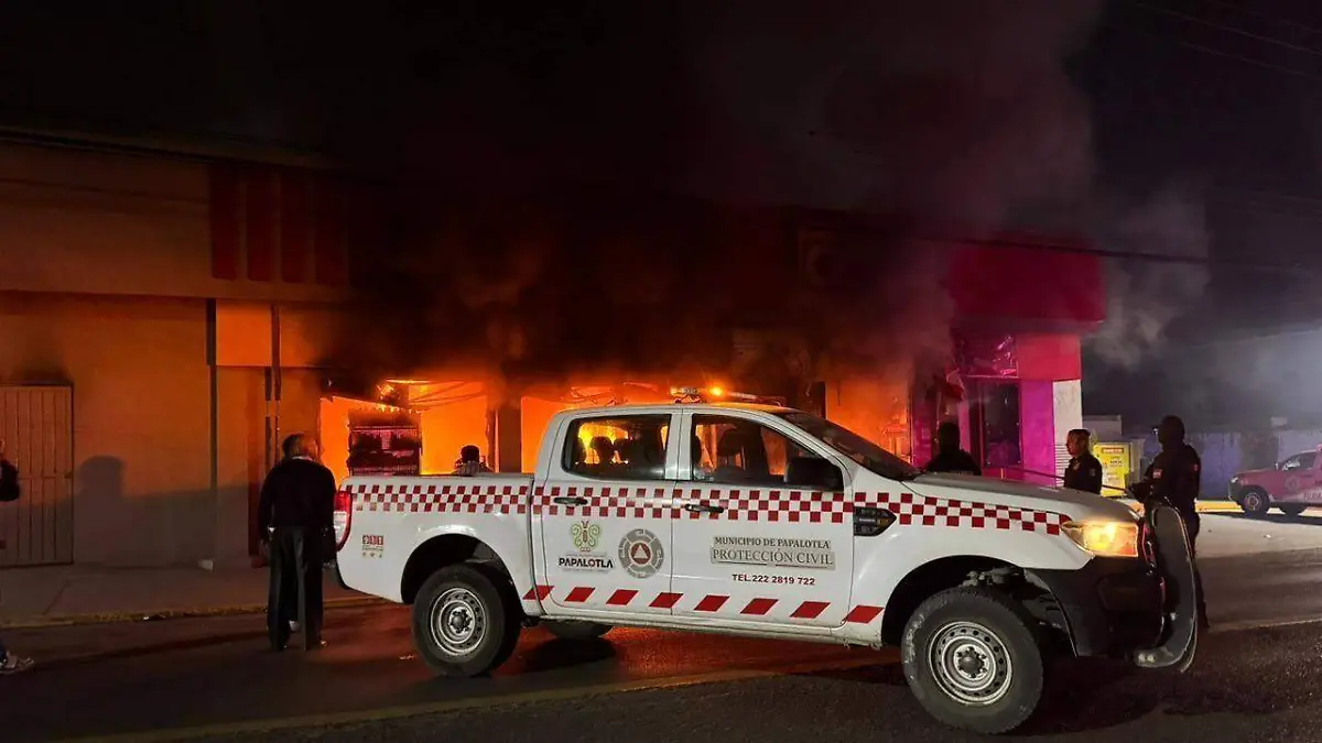 Incendio destruye tienda de conveniencia en Papalotla  2