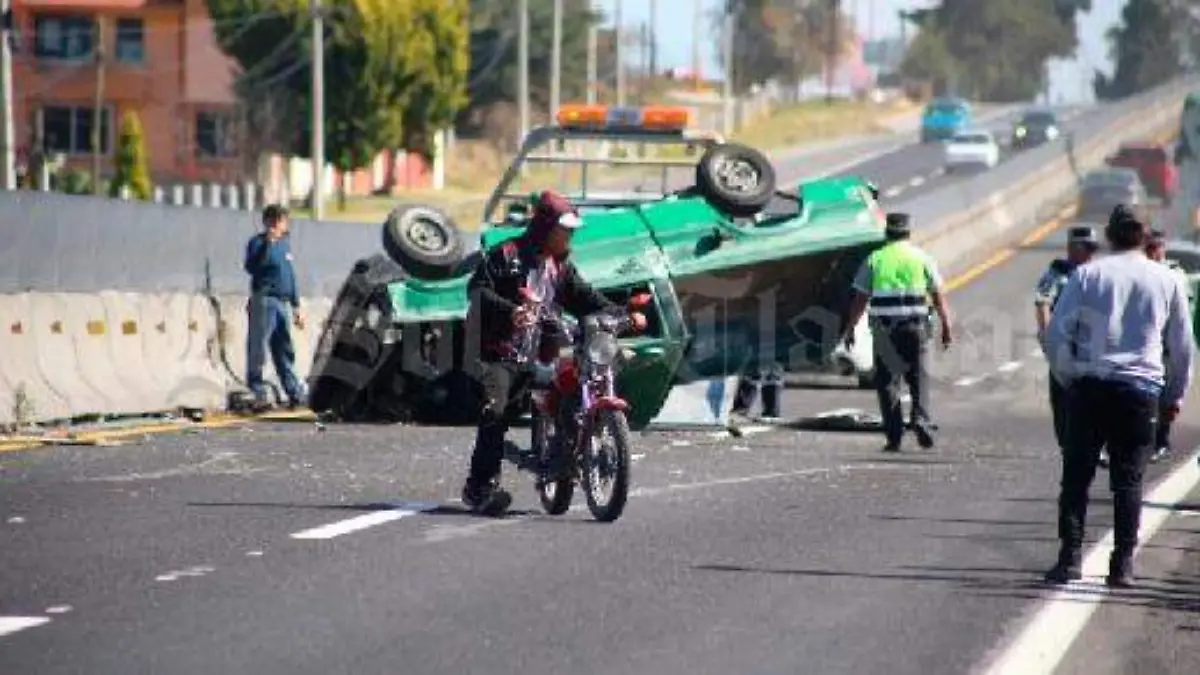 Muere automovilista tras volcadura