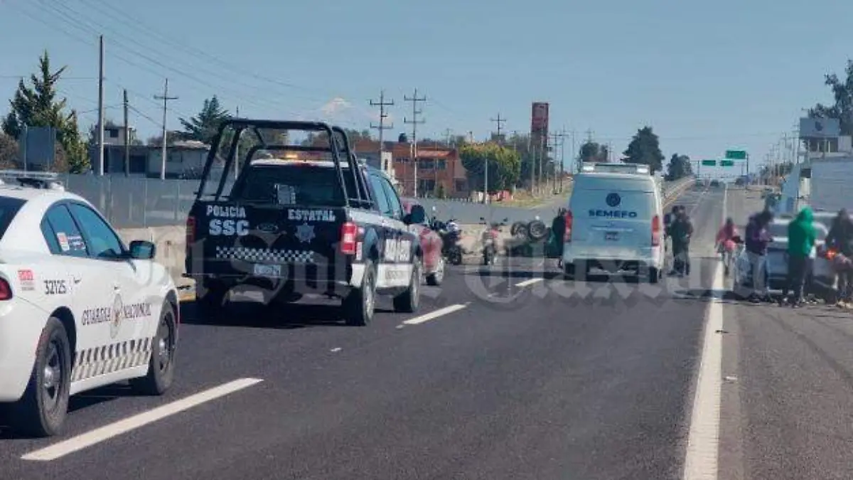 Muere automovilista tras volcadura 2