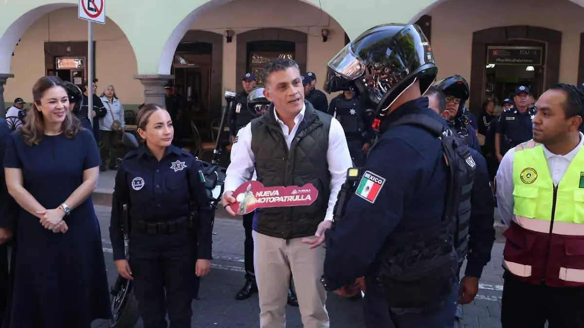 entrega de motopatrullas y ambulancia en la capital (5)