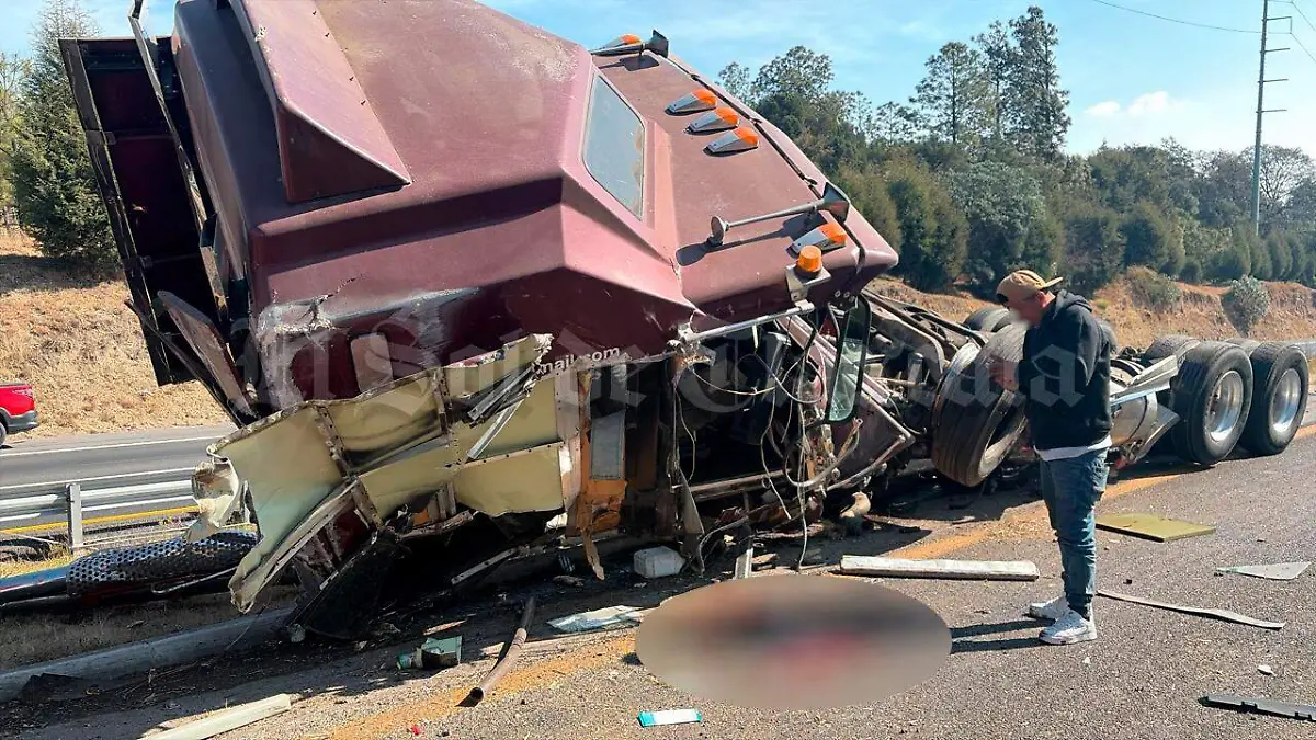 Vuelca-tráiler-en-Libramiento-Apizaco-(3)