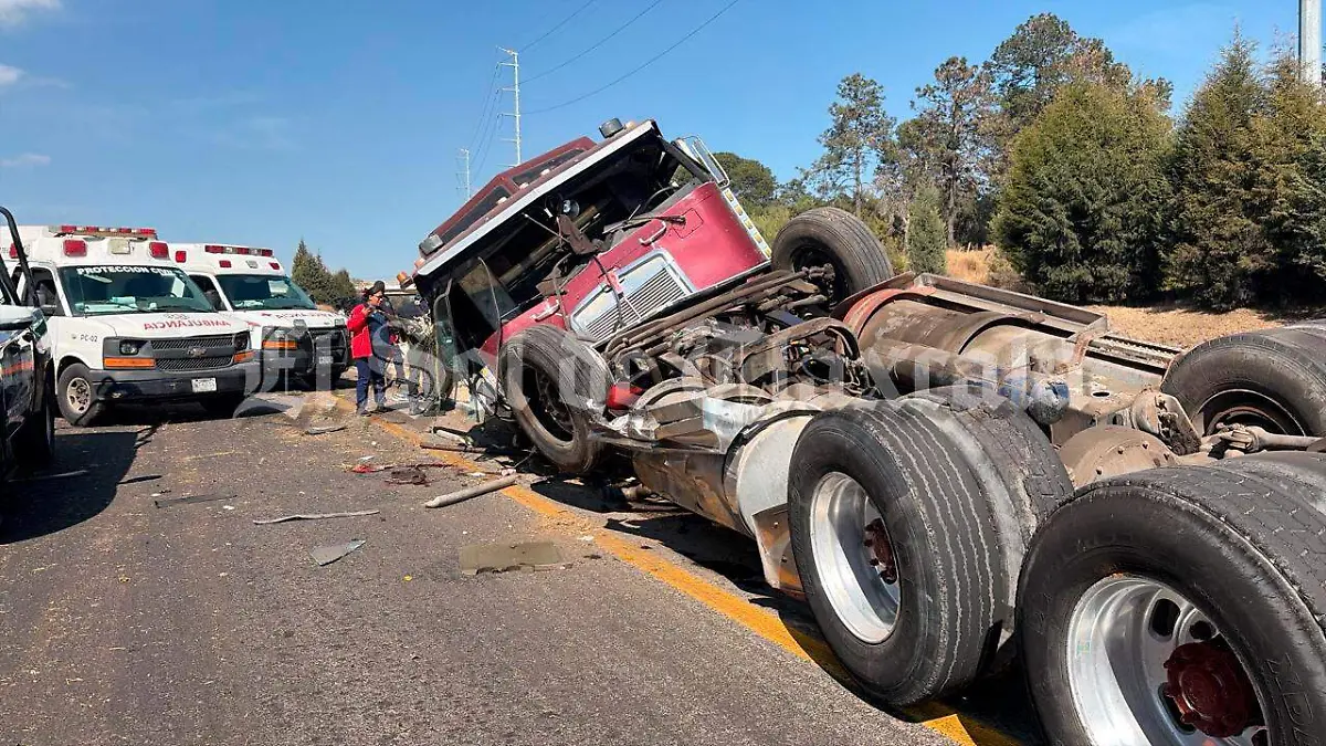 Vuelca-tráiler-en-Libramiento-Apizaco-(1)