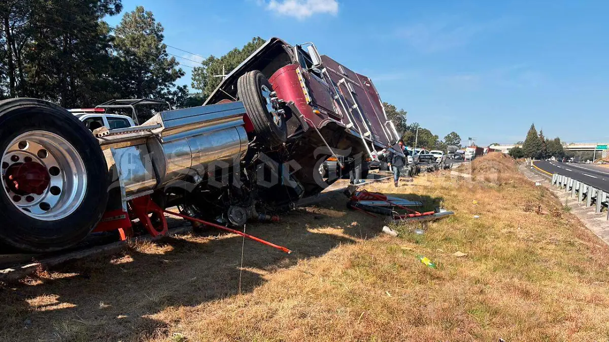 Vuelca-tráiler-en-Libramiento-Apizaco-(2)