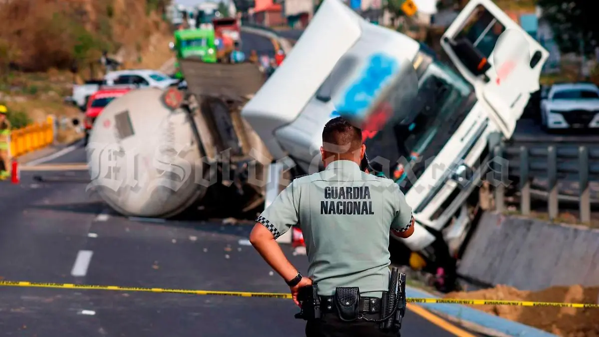 Volcadura-de-pipa-y-derrame-de-gasolina-provoca-alarma-(4)