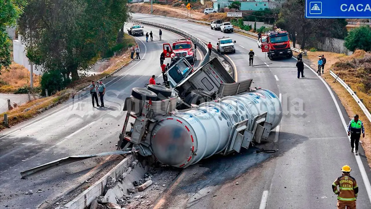 Volcadura-de-pipa-y-derrame-de-gasolina-provoca-alarma-(1)
