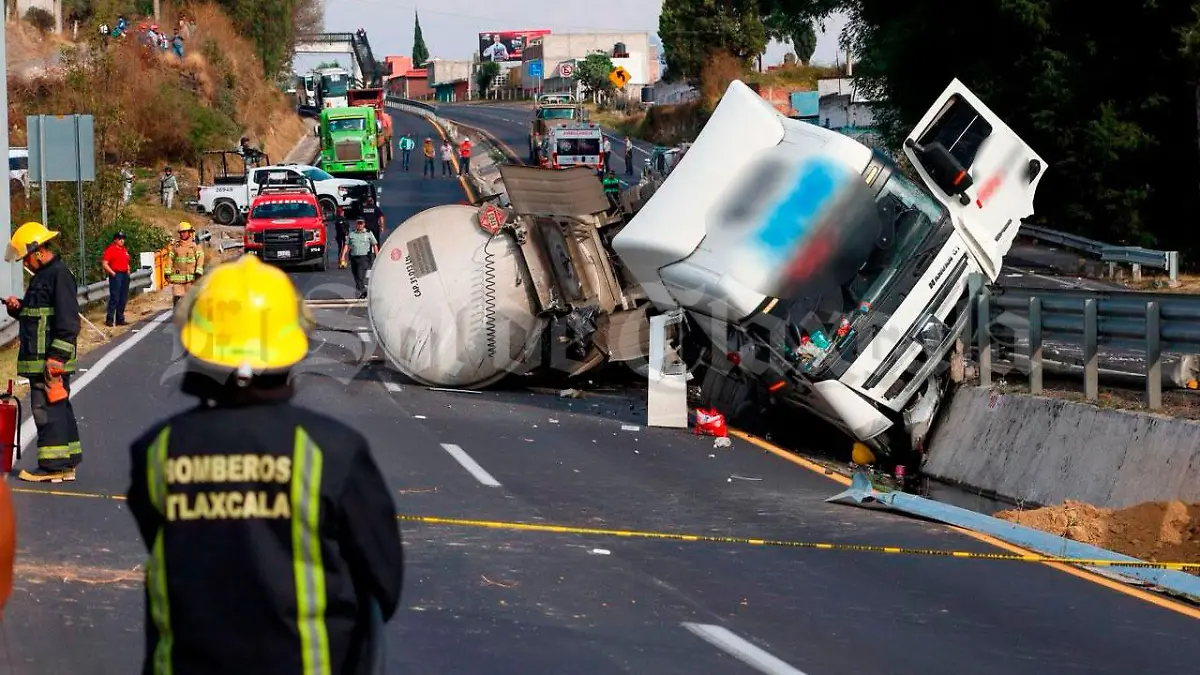 Volcadura-de-pipa-y-derrame-de-gasolina-provoca-alarma-(7)