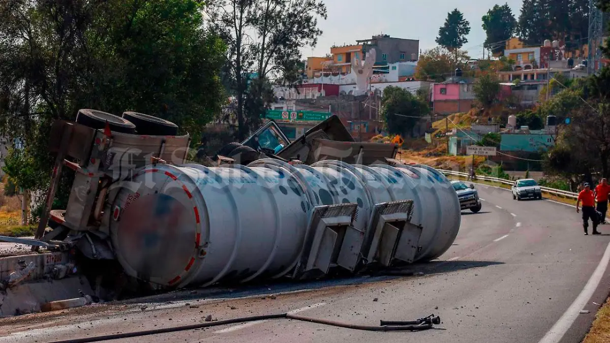 Volcadura-de-pipa-y-derrame-de-gasolina-provoca-alarma-(5)