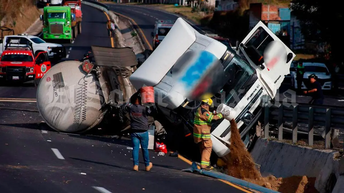Volcadura-de-pipa-y-derrame-de-gasolina-provoca-alarma-(2)