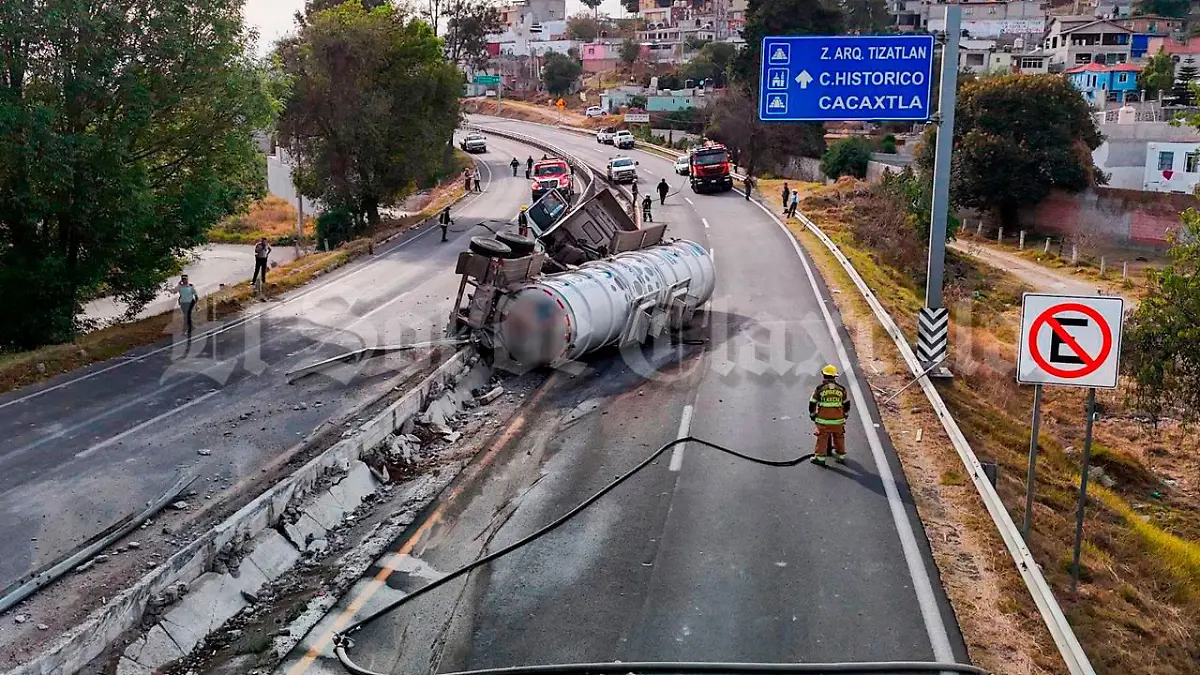 Volcadura-de-pipa-y-derrame-de-gasolina-provoca-alarma-(3)